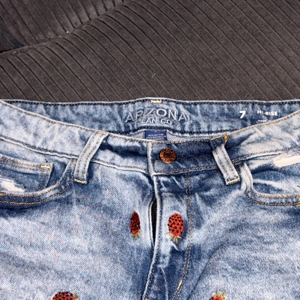 Arizona Blue Denim Jeans with Embroidered Details🍓🍓🍓🍓🍓🍓